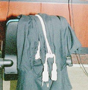 Una toga abbandonata in tribunale