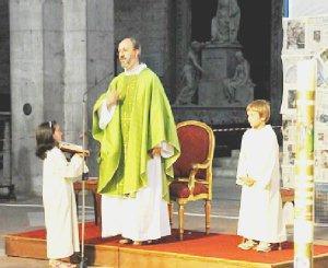Il sacerdote durante la funzione