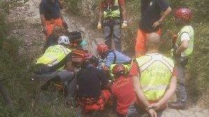 Una foto dell’intervento fatto ieri per soccorrere l’uomo caduto dalla mountain bike