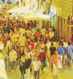 Shopping sotto le stelle nel centro di Pontedera