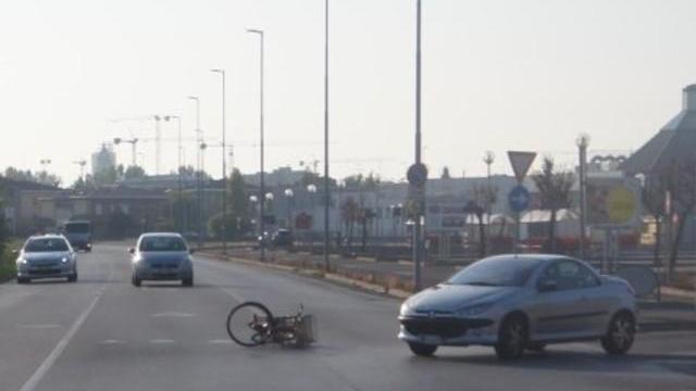 Addetta dell’ospedale centrata da un’auto