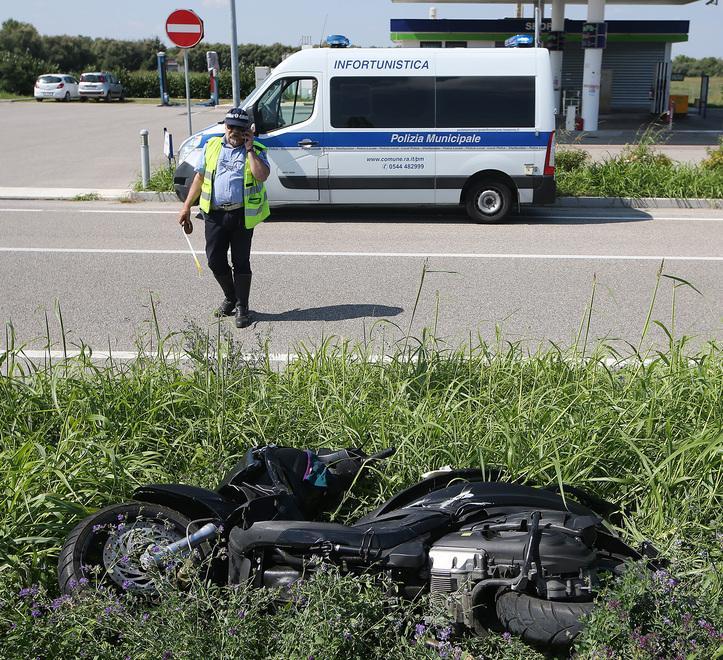 Investito dall’auto a bordo dello scooter 
