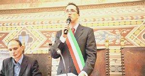 Sopra, Renzo Marrucci assessore dimissionario A destra il sindaco Marco Buselli durante la prima seduta del consiglio comunale