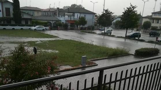 Piove, strade sott’acqua «Temporale troppo forte»