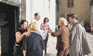 Don Alessandro tra i fedeli davanti a S. Maria Bianca