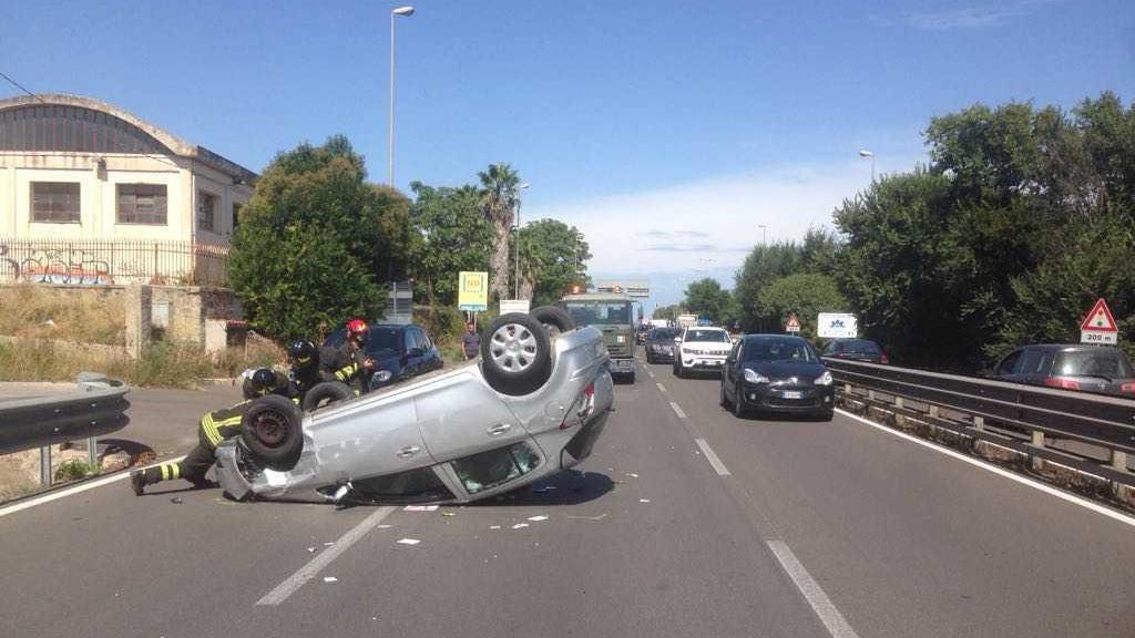 Capotta con la Opel ma rimane illesa