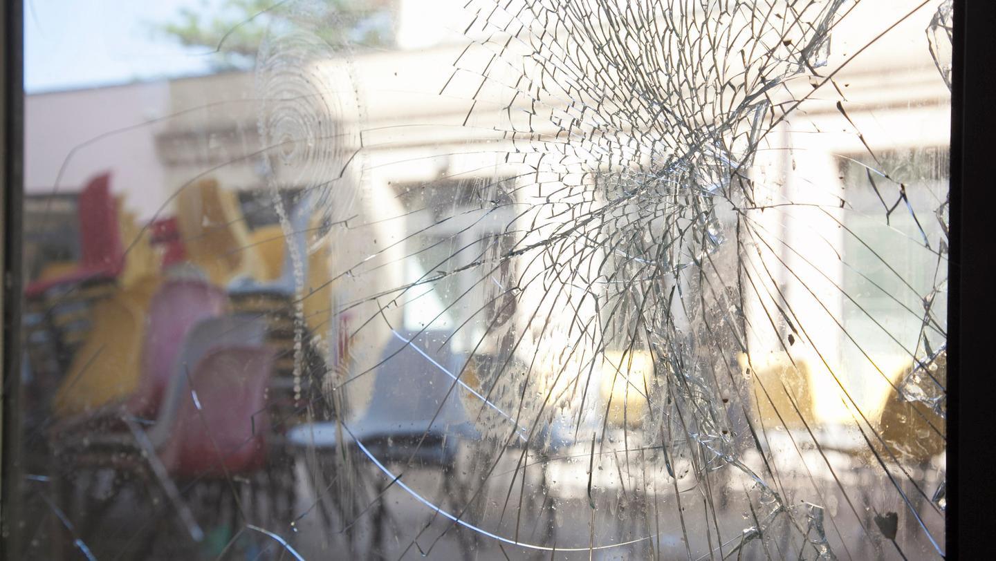 Alghero, il cortile di Lo Quarter sotto scacco dei teppisti 