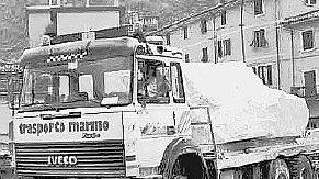 Un camion del marmo attraversa la città