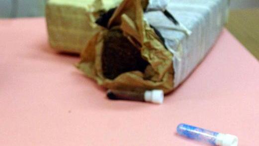 Aveva tre ovuli di cocaina nascosti nella pancia: arrestata donna incinta
