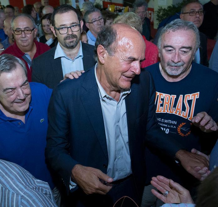 Modena: a Ponte Alto Bersani riconquista il Pd In mille tra applausi e abbracci 