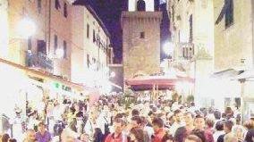 Folla in centro storico nella scorsa edizione della Notte bianca