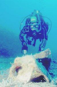 Un sub esplora i fondali dell’isola, accanto il sindaco Barbetti