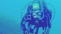 Un sub esplora i fondali dell’isola, accanto il sindaco Barbetti