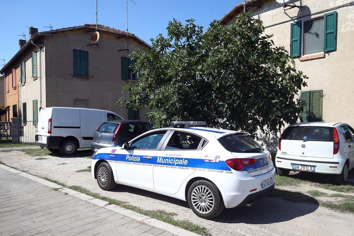 La polizia municipale intervenuta per lo sgombero in via Marconi