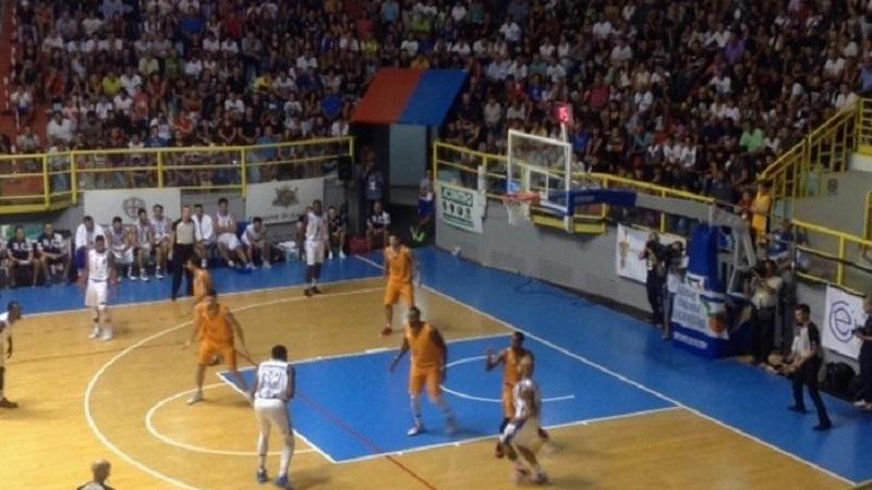 Grande pallacanestro a Cagliari: sfida Dinamo-Armani