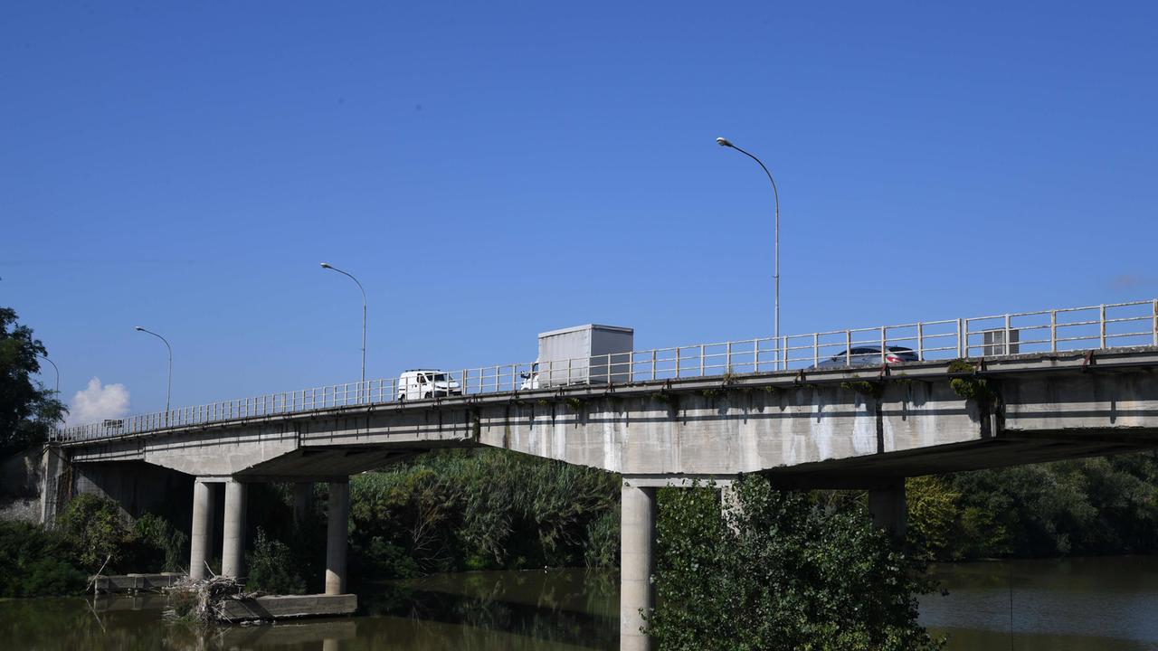 Il ponte sull'Arno a Calcinaia che sarà chiuso al traffico dei mezzi pesanti (Foto Franco Silvi)