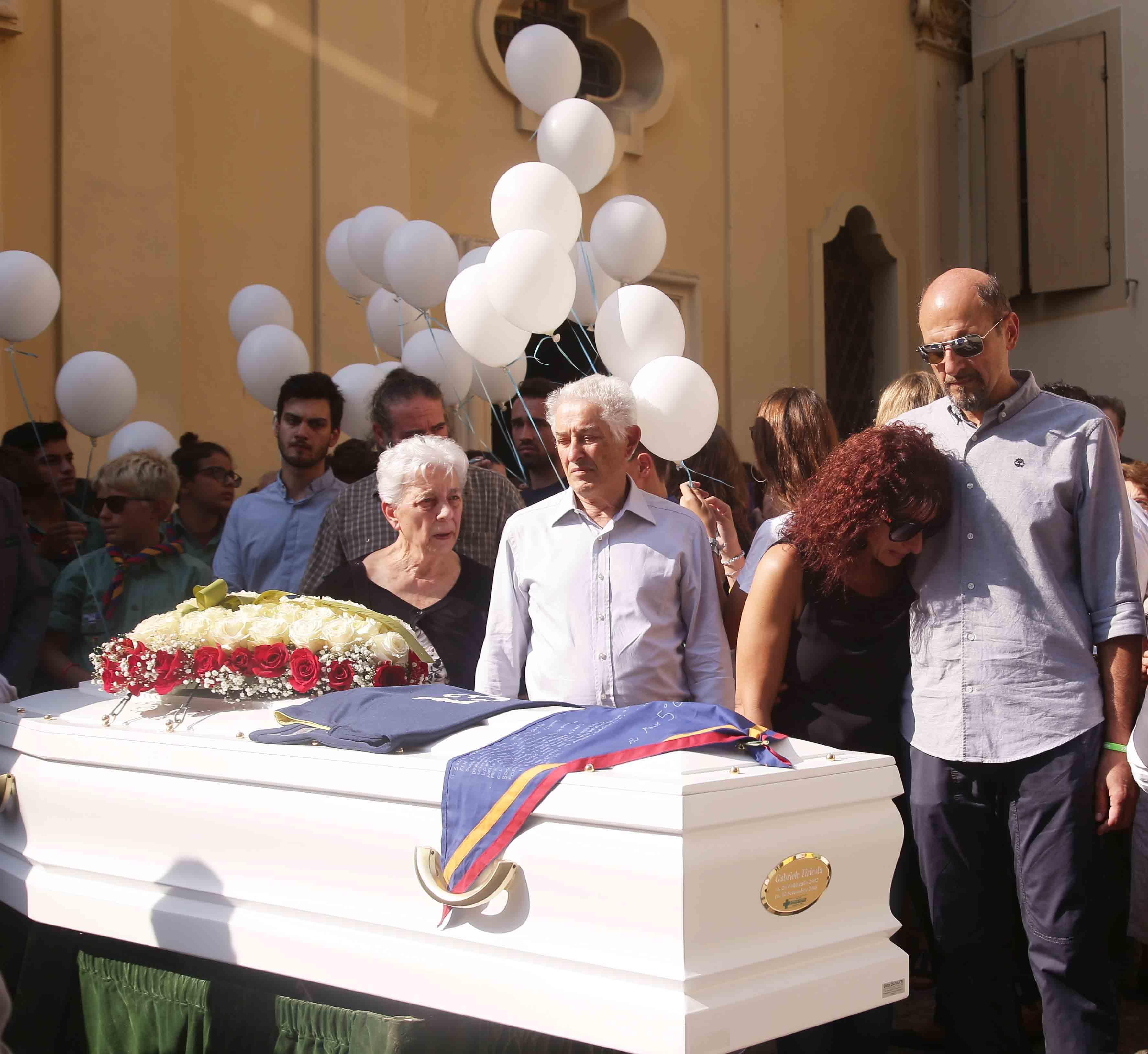 Lacrime e palloncini in cielo per Gabriele: «Mio figlio è stato un dono per tutti noi» 