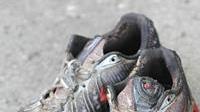 Salva il figlio lanciandosi nel vuoto