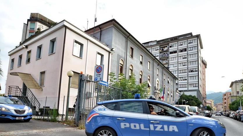Giovane arrestato con dosi di cocaina e 200 euro “sospetti”