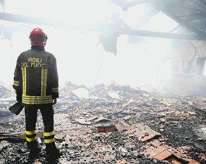 A sinistra la sala da meditazione di Pomaia dopo l’incendio dello scorso 26 dicembre Sopra i vigili del fuoco in azione la mattina del rogo. A destra la presentazione di ieri del concerto di Battiato: da sinistra Pennesi, Longo, Benedetti e Rossetti