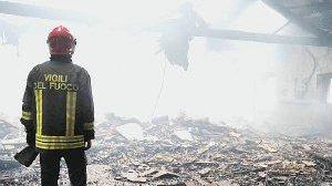 A sinistra la sala da meditazione di Pomaia dopo l’incendio dello scorso 26 dicembre Sopra i vigili del fuoco in azione la mattina del rogo. A destra la presentazione di ieri del concerto di Battiato: da sinistra Pennesi, Longo, Benedetti e Rossetti