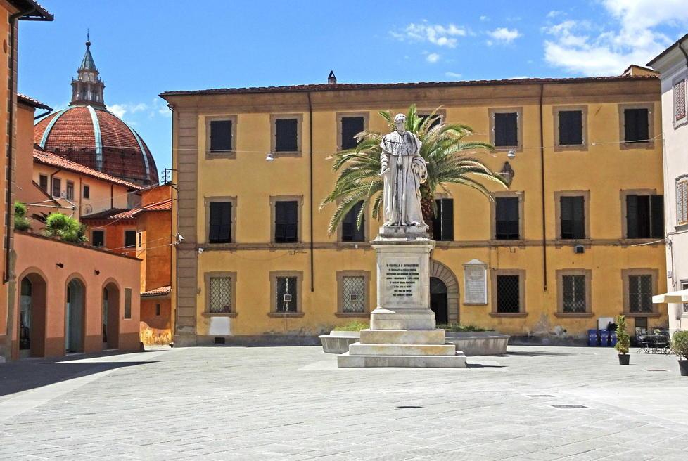 Ambulanti spaccati sul ritorno in piazza dei banchi delle scarpe 