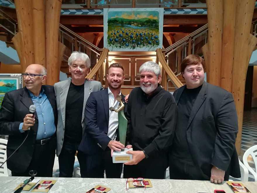 Consegnato a Deredia il premio “Vita d’Artista”