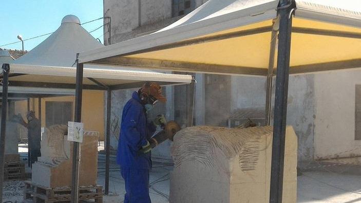 Gli artisti danno spettacolo con il simposio della scultura