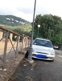 A San Guglielmo un’auto abbandonata da più di dieci anni