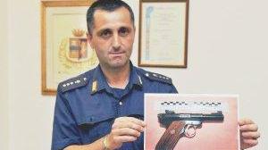 <strong>PISTOLA.</strong> Un poliziotto mostra l’arma che l’uomo ha rubato al poligono di tiro