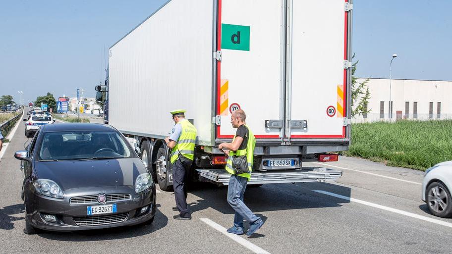 Incidente tra auto e camion