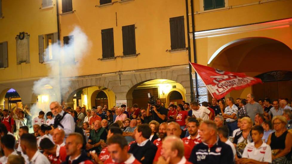Tifosi e squadra per una notte biancorossa