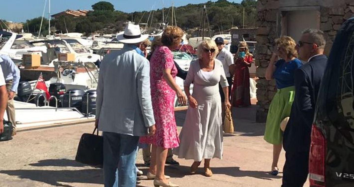 CAMILLA SCENDE DALLO YACHT E PASSEGGIA A PORTO MARANA