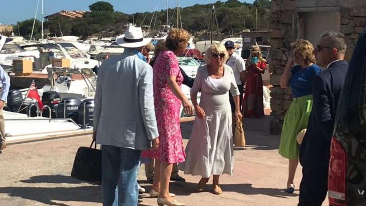 CAMILLA SCENDE DALLO YACHT E PASSEGGIA A PORTO MARANA