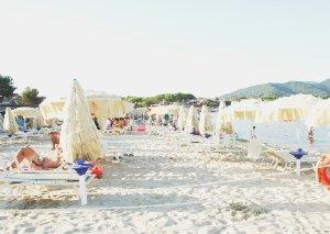Turisti su una delle spiaggie più frequentate di Marina di Campo