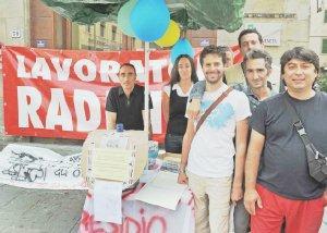 Il banchino allestito dagli operai Radicifil per la raccolta