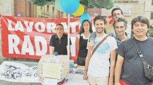 Il banchino allestito dagli operai Radicifil per la raccolta