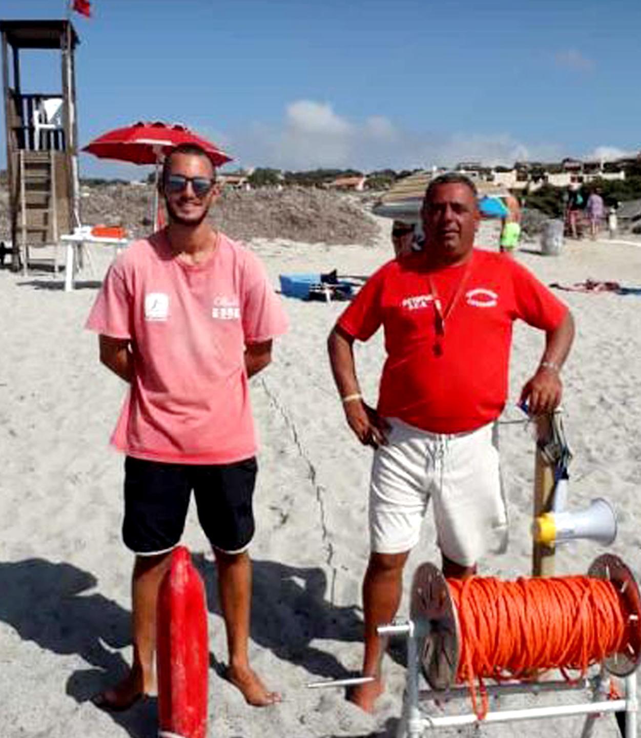Il bagnino superstar salva due bambine cadute in mare