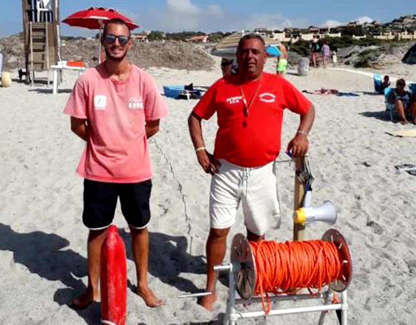 Santa Teresa, il bagnino superstar salva due bimbe cadute in mare 