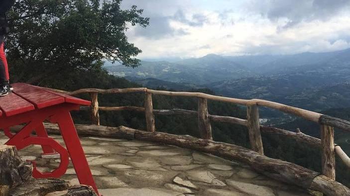 Le misure dettate dall’artista e il panorama mozzafiato