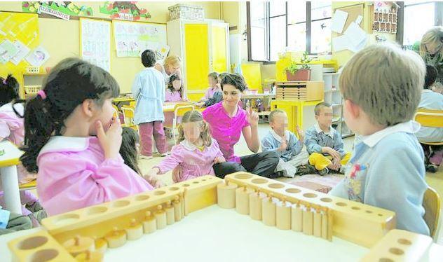 Alcuni bambini in una scuola materna