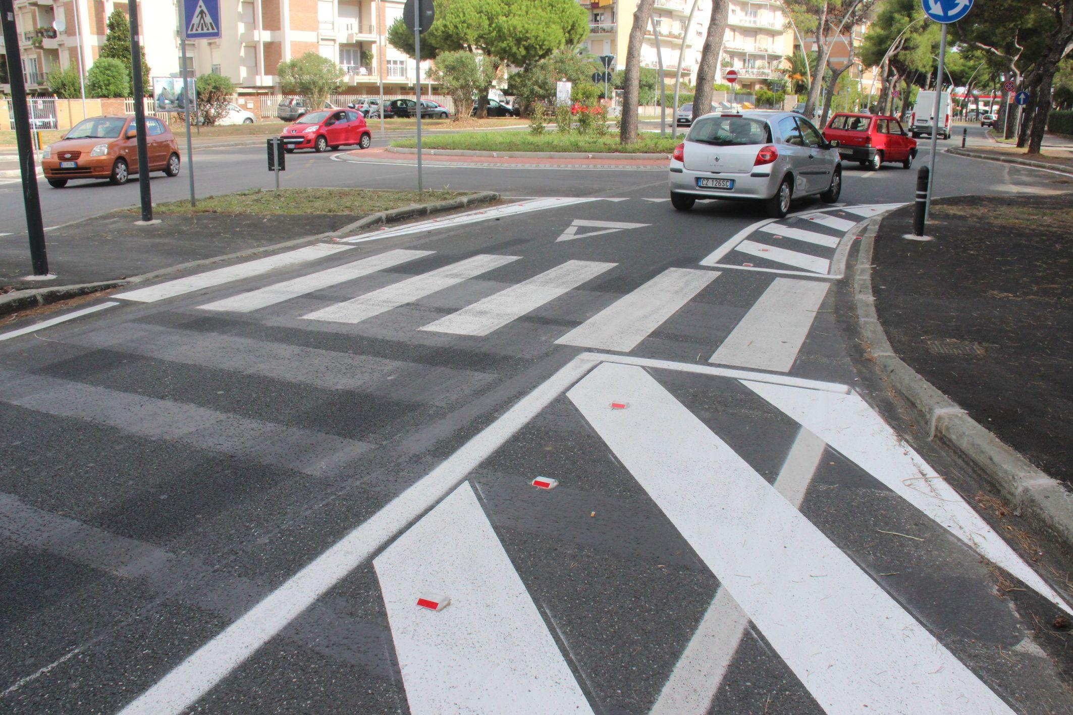Investita dall’auto sulle strisce, il falso medico le ruba gli anelli 