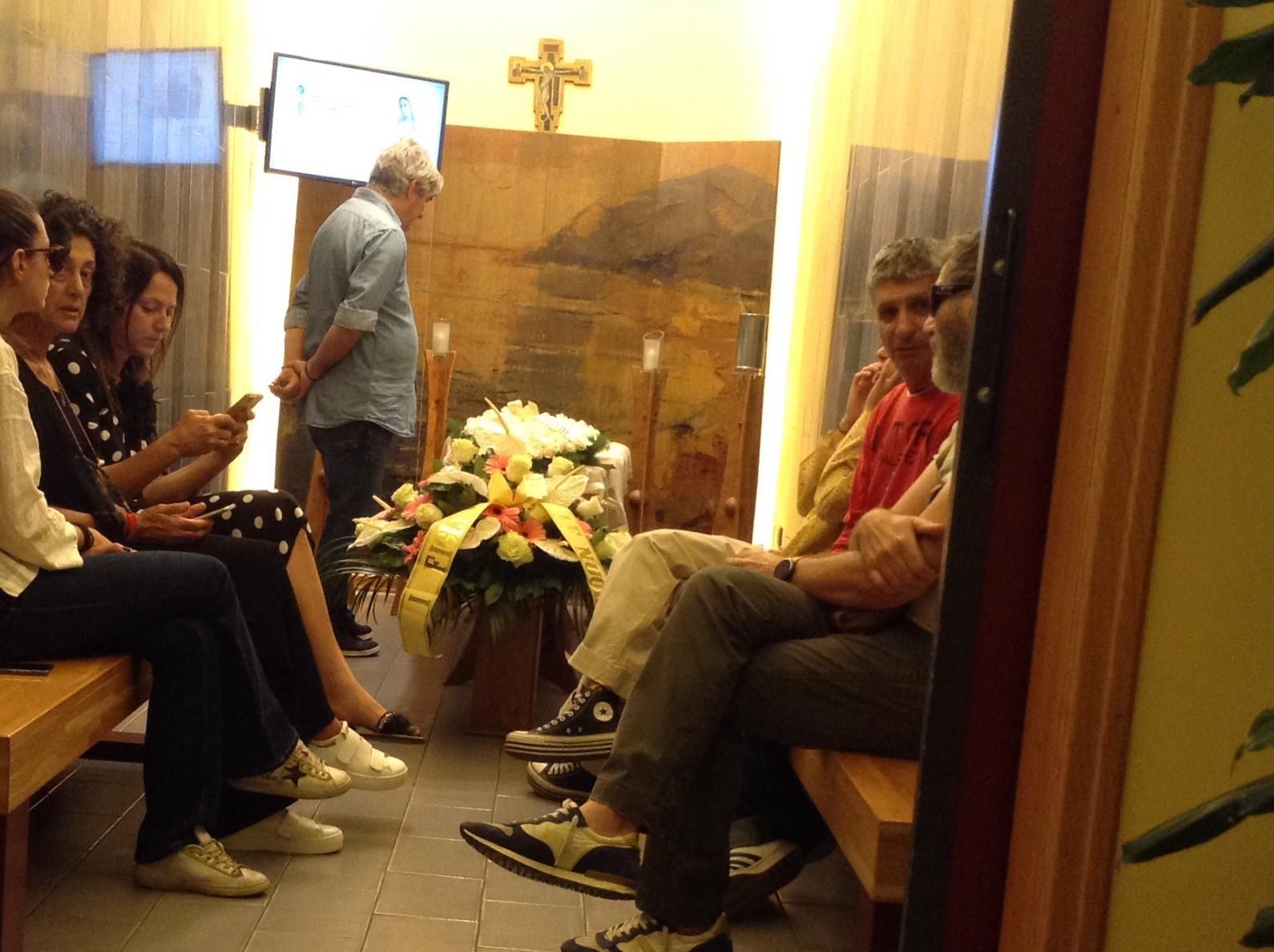 Paolo Rossi in piedi davanti alla bara della madre (foto Batavia)