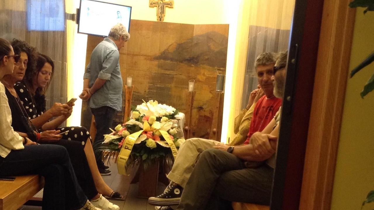 Paolo Rossi in piedi davanti alla bara della madre (foto Batavia)