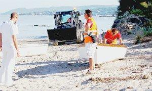 Due delle barche rimosse sulla spiaggia di Pietrabianca