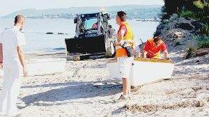 Due delle barche rimosse sulla spiaggia di Pietrabianca
