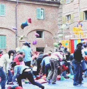 La battaglia dei cuscini e più in alto uno spettacolo