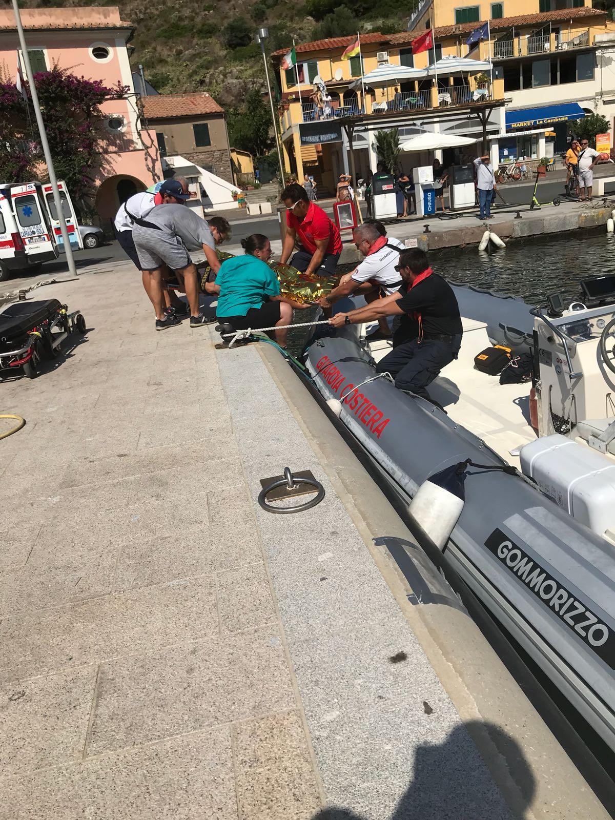 Precipita da 30 metri, sbatte sugli scogli e finisce in mare: salvo 