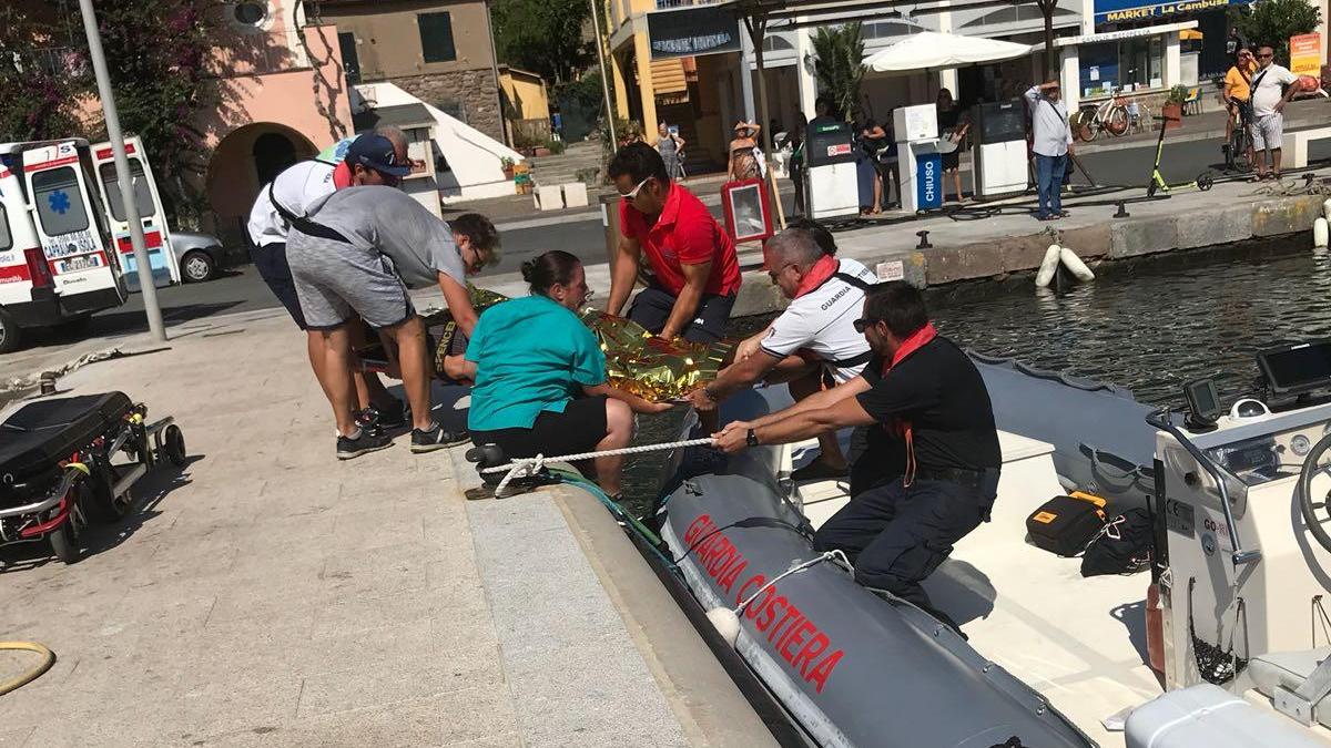 Precipita da 30 metri, sbatte sugli scogli e finisce in mare: salvo