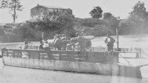 <strong>COME’ERA.</strong>La chiatta in funzione lungo il fiume durante il Dopo guerra